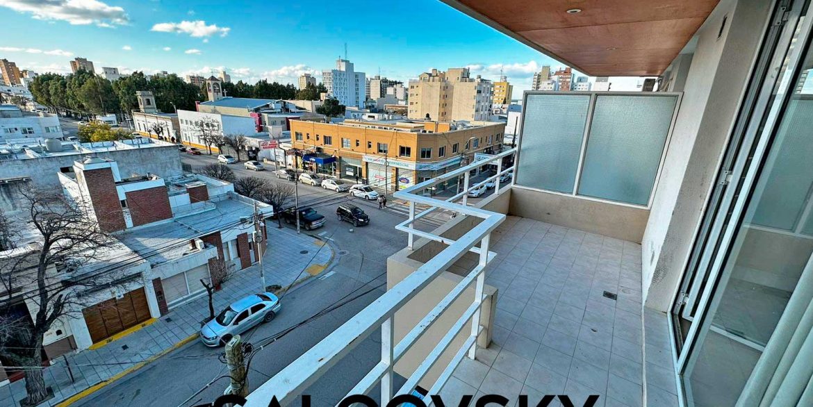 Balcon-a-la-calle-Edificio-Caleta-Dos-Puerto-Madryn