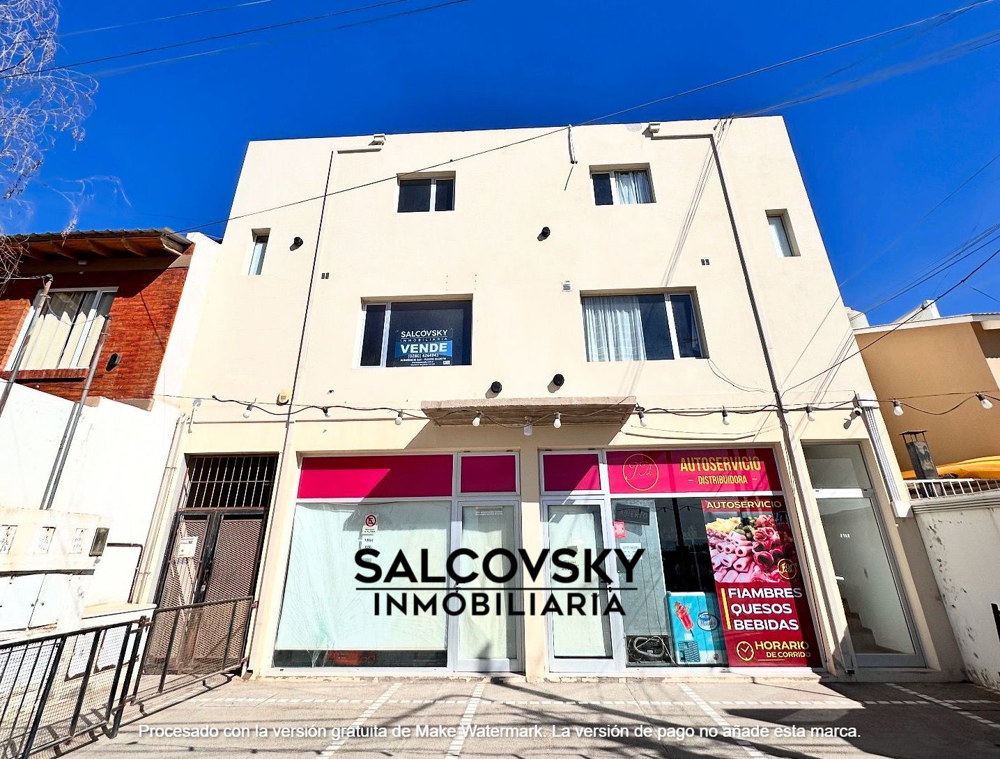 Nuevo ingreso! Duplex en venta con vista al mar 🐳Compuesto de amplio estar comedor cocina integrado, toilette, subiendo escaleras dos dormitorios y baño completo con ducha.